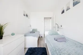 Modern Riverside Studio with Free Parking - Image 3