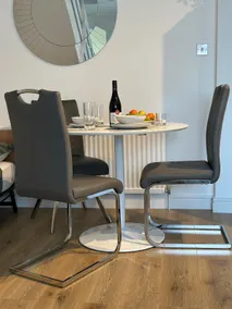 Dartford Luxurious House with Parking - Netflix - Wi-Fi - Image 5