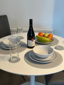 Dartford Luxurious House with Parking - Netflix - Wi-Fi - Image 2