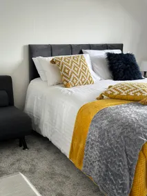 Dartford Luxurious House with Parking - Netflix - Wi-Fi - Image 3