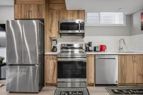 Sunny Walk-out Unit | Free Parking | Near Grocery - Image 5