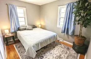 Cozy Upper Level Ranch - 55” TV & Driveway Parking - Image 4