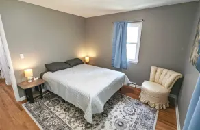 Cozy Upper Level Ranch - 55” TV & Driveway Parking - Image 3