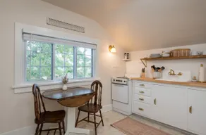 Cozy Studio Apt, 5 min walk to downtown - Image 3
