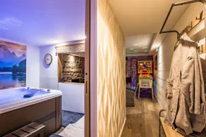 Apartment with private Jacuzzi - Image 2