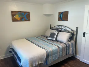 Charming Cottage! Open space with coastal theme. Centrally located.  - Image 5