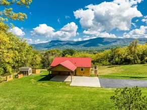 Howdy Cabin: Hot Tub, Stunning Views, EVSE, Wi-Fi - Image 2