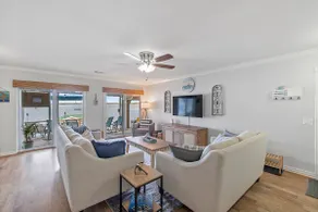 Lakefront retreat, hot tub, pets - Image 4