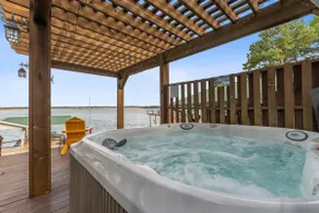 Lakefront retreat, hot tub, pets - Image 3