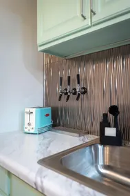A Retro Retreat! 1950s Malt Shop, Theater, & Spa! - Image 5