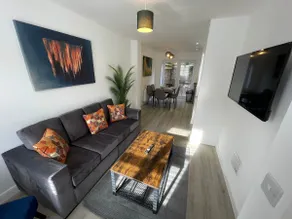 3 Bedroom New House with Wi-Fi Sleep 5 By Home Away From Home - A - Image 5