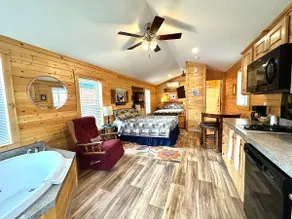 Deluxe Cabin with Jetted Tub - Image 4