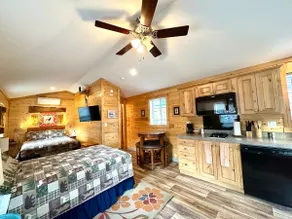Deluxe Cabin with Jetted Tub - Image 5