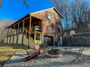 Luxury Lodge Hocking Hills with Pool and Hot Tub - Image 4
