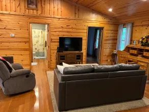 Cozy Spacious Getaway - Image 3