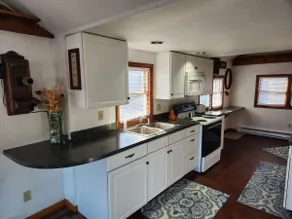 Waterfront Cottage, Sleeps 6 with Loft & Hot Tub! - Image 4