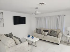 Sunny Goldie in Lauderdale Lakes - Image 2