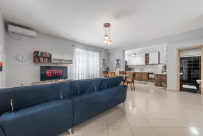 Central Flat Full Of Sun*Free Underground Parking* - Image 2