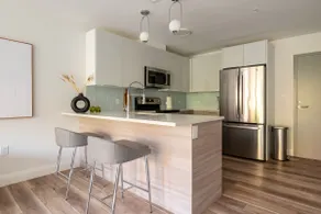 Luxury 2 Bed Apartment in Quincy - Image 2