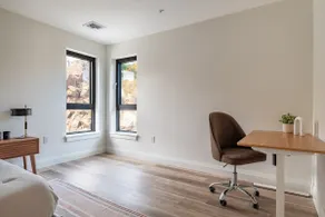 Luxury 2 Bed Apartment in Quincy - Image 5