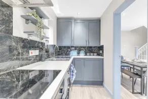MK 2-Bedroom Contractor's Gem, 5 beds, sleeps 6, free parking - Image 2
