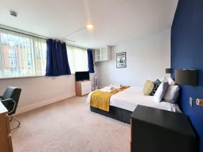 Spacious 6 Bed, 4 Bath Apartment - Image 2