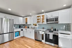 26 Beautifully Renovated 2 BR Home - Image 2
