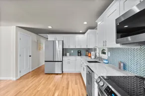 26 Beautifully Renovated 2 BR Home - Image 4