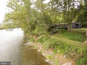 The Tree House on the River- sleeps 4, dog allowed - Image 4