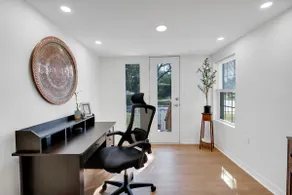 Centrally Located 2-2 Close to Hospitals & Lakes - Image 5