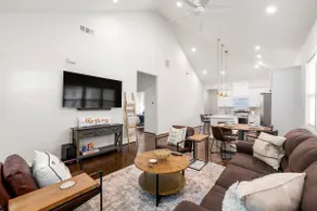 Southern Luxury Near MBZ Stadium - Image 4