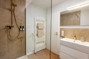 Panoramic Villa with Sauna, Hot Tub & Gym - Image 4