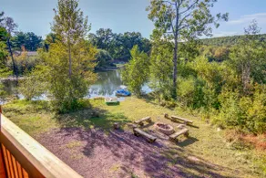 LOG CABIN 7BR 4BA LAKEFRONT 100 \"SALLE DE THEATRE BAIGNOIRE PISCINE TABLE POMME DE FEU PACK POKER - Image 4