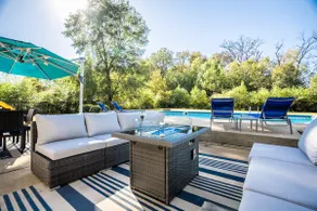 Pool Oasis w King Bed Firepit - Image 2