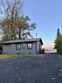 Le4672 Waterfront chalet, lake view | St-Anicet - Image 2
