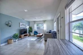 *Downtown home 10min. drive to beach; walk DT* - Image 3