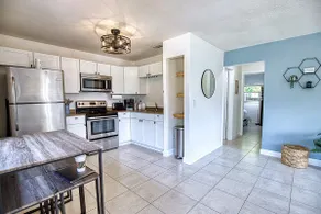 *Downtown home 10min. drive to beach; walk DT* - Image 4
