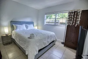 *Downtown home 10min. drive to beach; walk DT* - Image 2