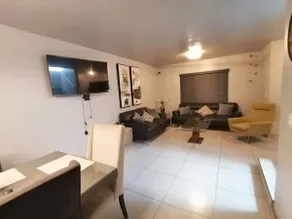 Spacious, 10 minutes to the beach, 10 minutes to downtown - Image 3