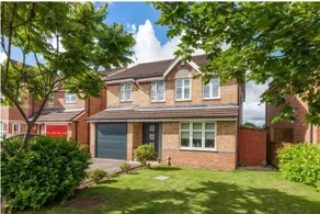 Spacious 3-bed Home - Parking & WiFi - Image 2