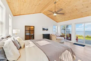The Cottage House Oceanfront with a Hot Tub - Image 2