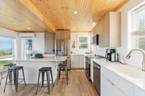 The Cottage House Oceanfront with a Hot Tub - Image 5