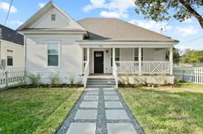 The B&W House | Walk to Magnolia - Image 2
