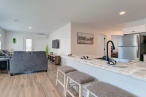 Chic 2BR hideaway | Balcony & WiFi included - Image 4