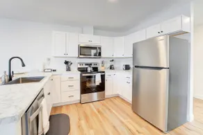 Chic 2BR hideaway | Balcony & WiFi included - Image 4