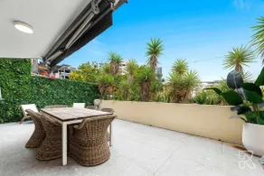 Stylish New Farm Apt w/ Huge Courtyard & 2Car Park - Image 3
