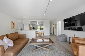 Stylish New Farm Apt w/ Huge Courtyard & 2Car Park - Image 4
