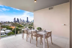 Gabba Oasis - Luxury 3BR Apt & Pool - Image 3