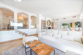 Luxury Villa with panoramic sea views - Image 4