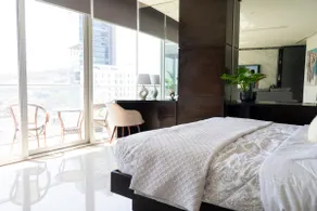 New Glamorous Apt King Bed w/Pool + Free Parking - Image 5